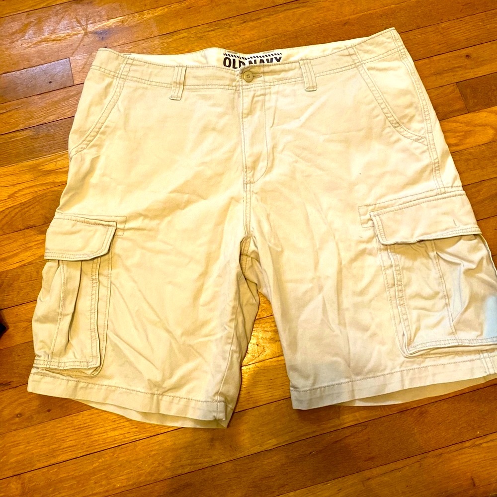 Men’s Old Navy Khaki Cargo Shorts